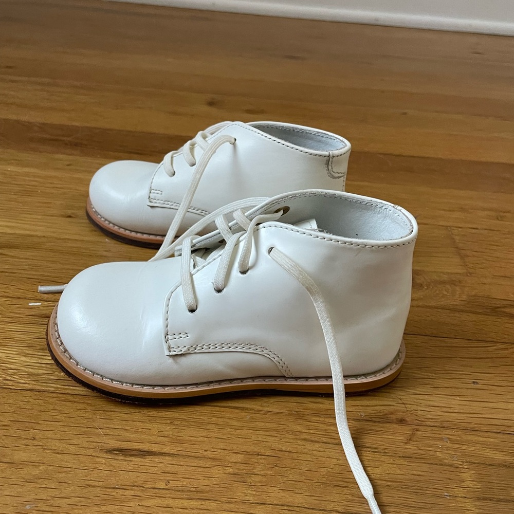 Josmo Classic White Walker Shoes